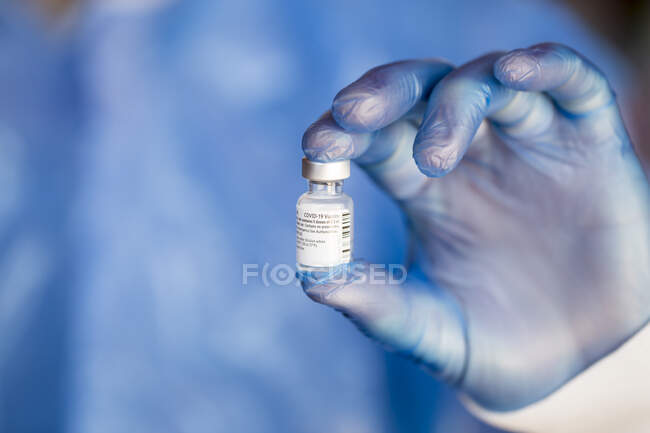 Gros plan d'un médecin tenant une dose de vaccin contre le coronavirus — Photo de stock