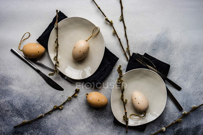 Два параметри великодніх місць з великодніми яйцями і гілками верби кицьки — стокове фото
