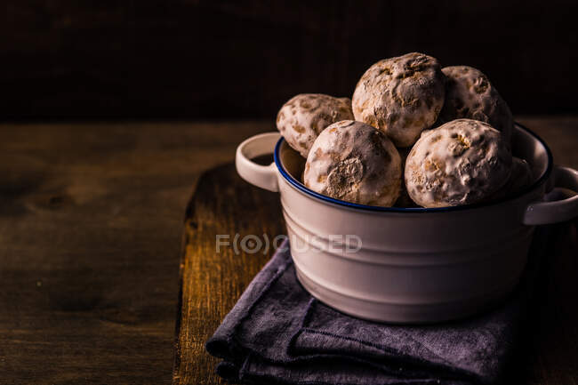 Bowl of home made oat cookies on a chopping board — Stock Photo