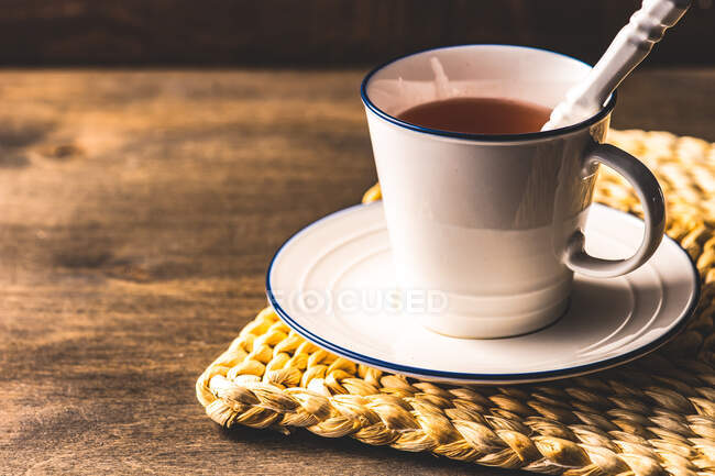 Tasse Tee auf einer Tischdecke — Stockfoto
