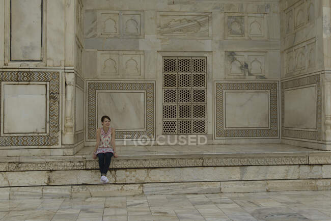 Mulher sentada em uma parede no Taj Mahal, Agar, Uttar Pradesh, Índia — Fotografia de Stock