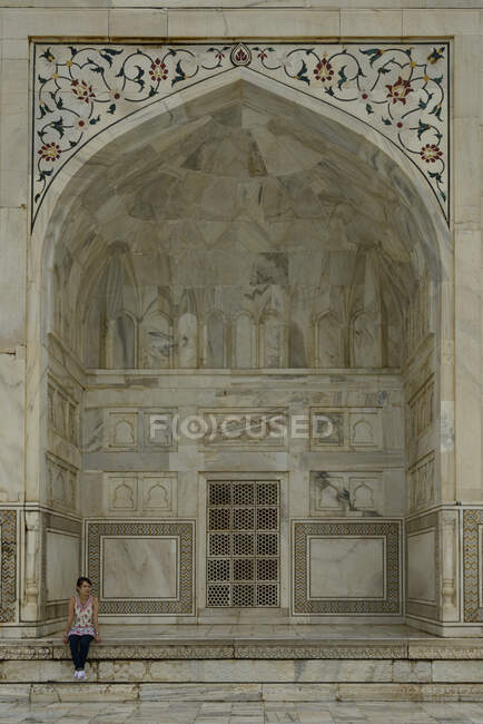 Donna seduta su un muro al Taj Mahal, Agar, Uttar Pradesh, India — Foto stock