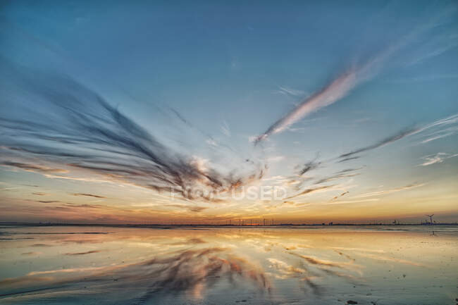 Puesta de sol sobre el Dollart, el Mar de Wadden, Frisia Oriental, Baja Sajonia, Alemania - foto de stock