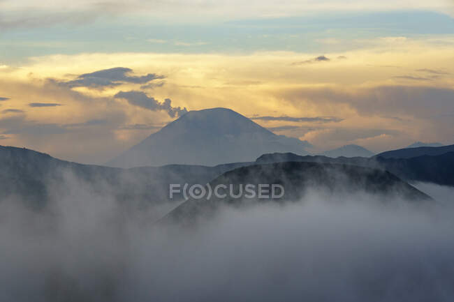 Monte Bromo na névoa ao nascer do sol, Java Oriental, Indonésia — Fotografia de Stock