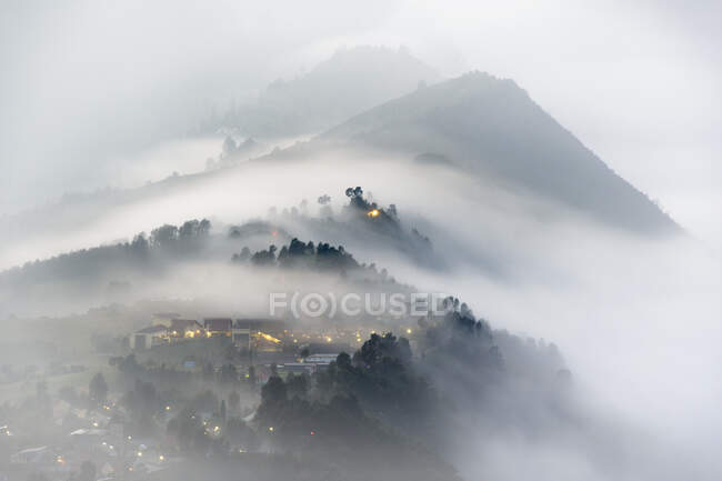 Pueblo al pie del Monte Bromo en la niebla, Java Oriental, Indonesia - foto de stock