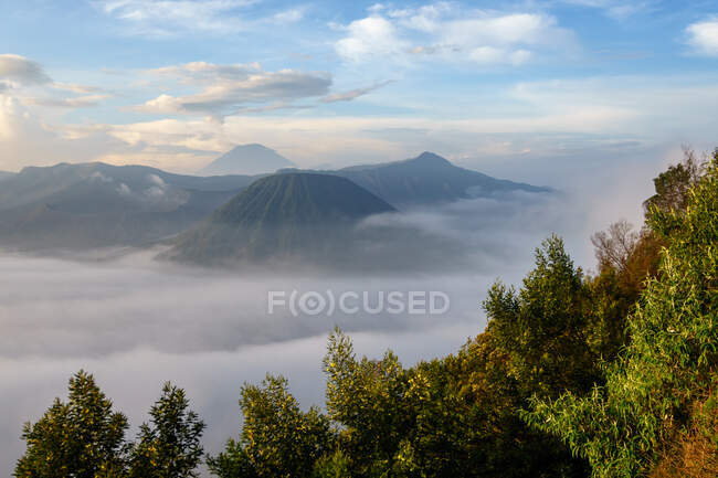 Mount Bromo durch die Wolken, Ostjava, Indonesien — Stockfoto