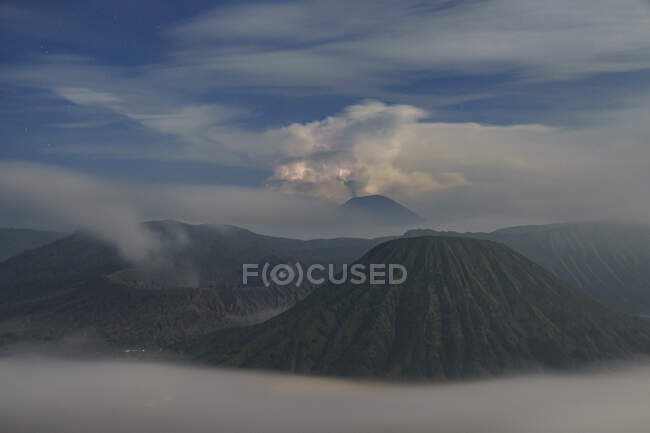 Monte Bromo tra le nuvole, Giava orientale, Indonesia — Foto stock