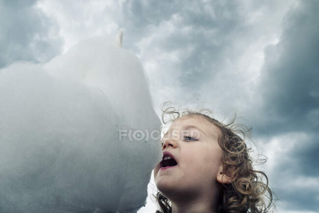 Portrait d'une fille mangeant de la soie dentaire bonbons — Photo de stock