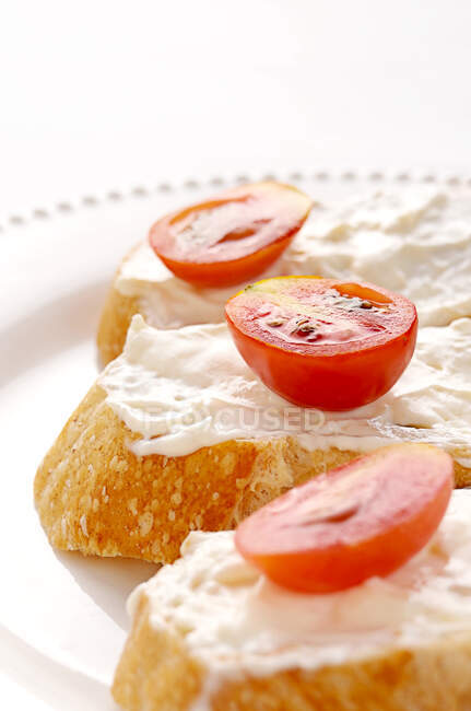 Baguette con queso crema y tomate fresco - foto de stock