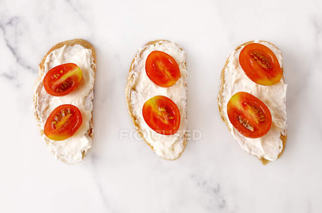 Baguete com creme de queijo e tomate fresco — Fotografia de Stock
