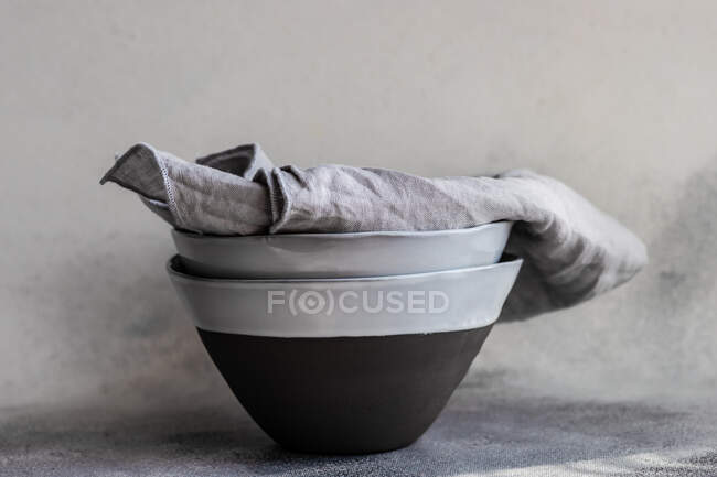 Napkins on two ceramic bowls — Stock Photo