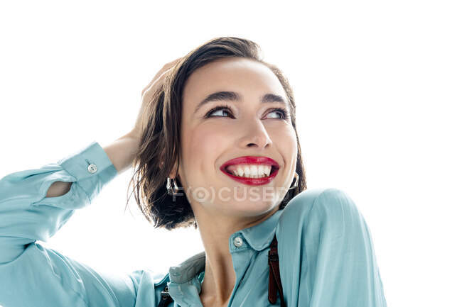 Porträt einer jungen Frau mit einem schönen Lächeln — Stockfoto