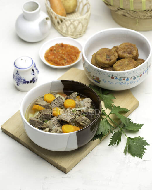 Rindfleisch-Karotten-Suppe mit gebratenem Kartoffelkuchen und Chilisoße — Stockfoto