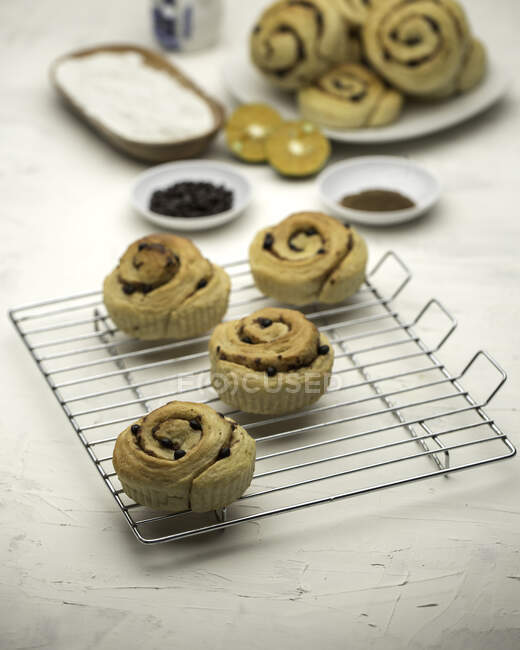 Cinnamon Rolls on a wire cooling rack — Stock Photo