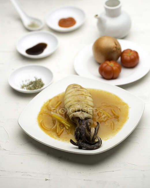 Plato de calamares agridulces con ingredientes frescos - foto de stock