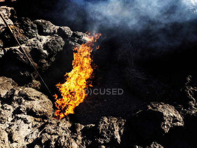 Close-up de um incêndio em um vulcão, Lanzarote, Ilhas Canárias, Espanha — Fotografia de Stock