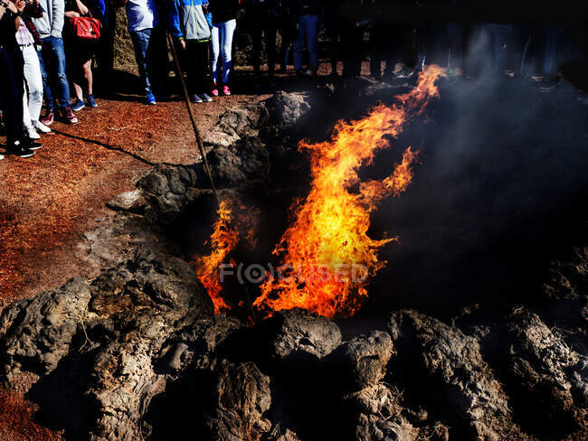 Група людей стоїть довкола пожежі в вулканічному кратері Лансароте (Канарські острови, Іспанія). — стокове фото