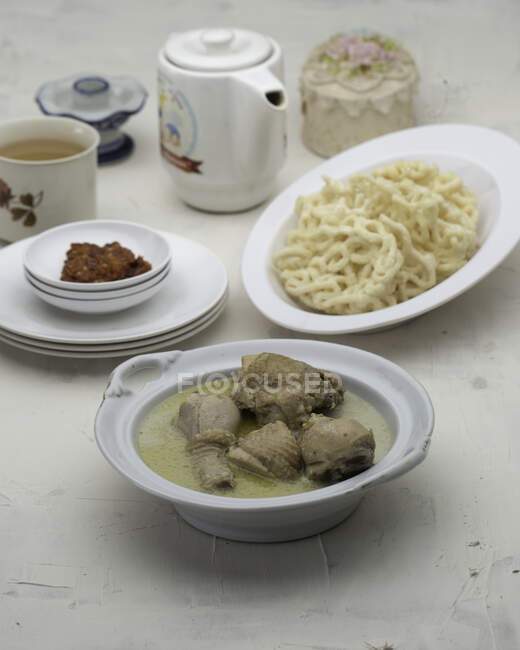 Pollo con latte di cocco e tagliatelle — Foto stock