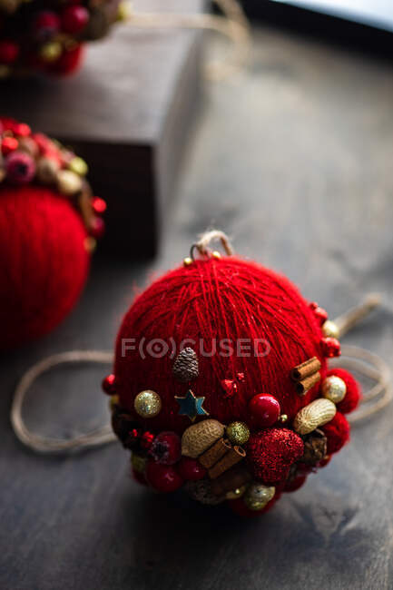 Décoration boule de Noël rustique sur une table en bois — Photo de stock