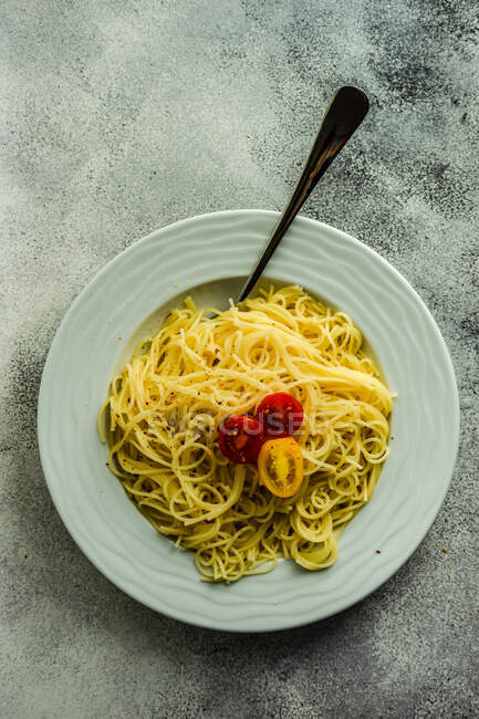 Ciotola di spaghetti con pomodori freschi — Foto stock