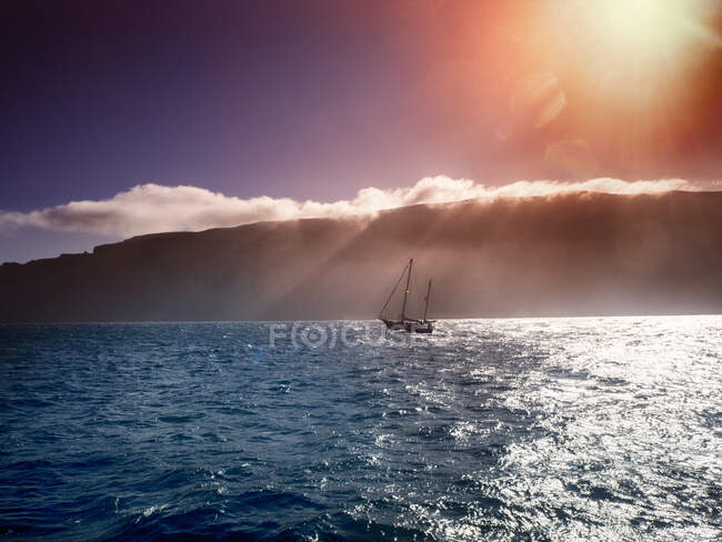 Boat sailing along coastline, Lanzarote, Canary Islands, Spain — Stock Photo