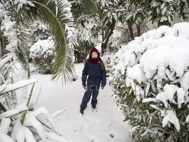 Girl standing in a snowy landscape in winter, Rome, Lazio, Italy — Stock Photo