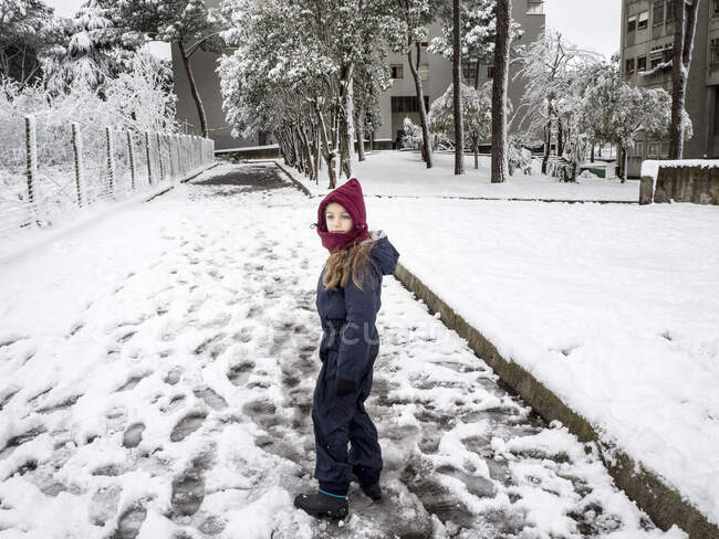 Дівчинка йде по стежці снігом, Рим, Лаціо, Італія. — стокове фото