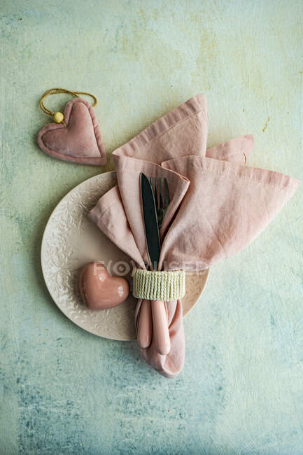 Coloque o ajuste na cor rosa poeira para o jantar festivo do Dia de São Valentim — Fotografia de Stock