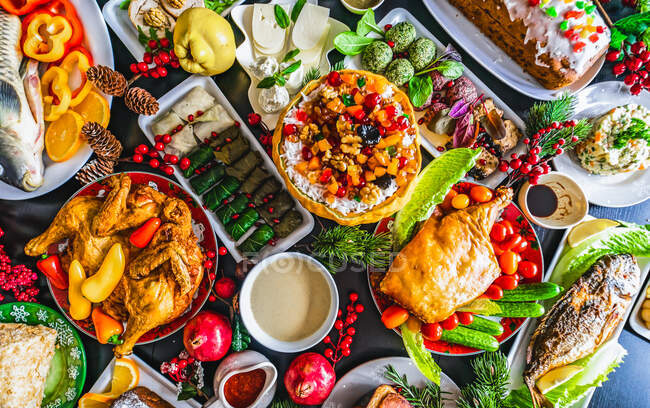 Mesa georgiana festiva tradicional servida para véspera de Ano Novo com conjunto de pratos — Fotografia de Stock