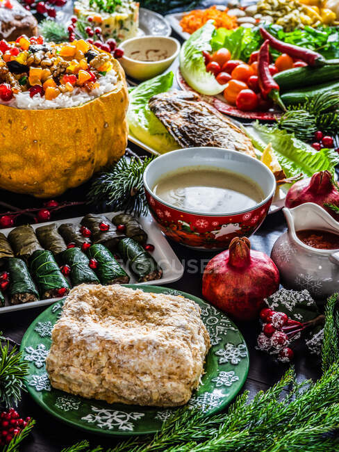 Servi table géorgienne traditionnelle festive pour la veille du Nouvel An avec ensemble de plats — Photo de stock
