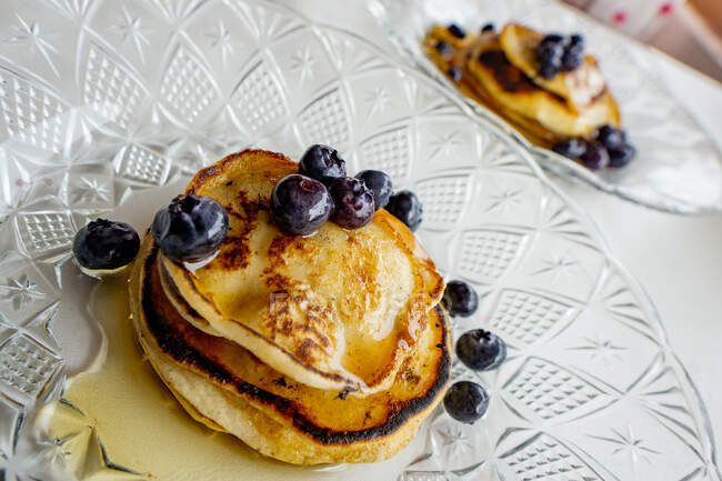 Pancakes with blueberries and maple syrup — Stock Photo