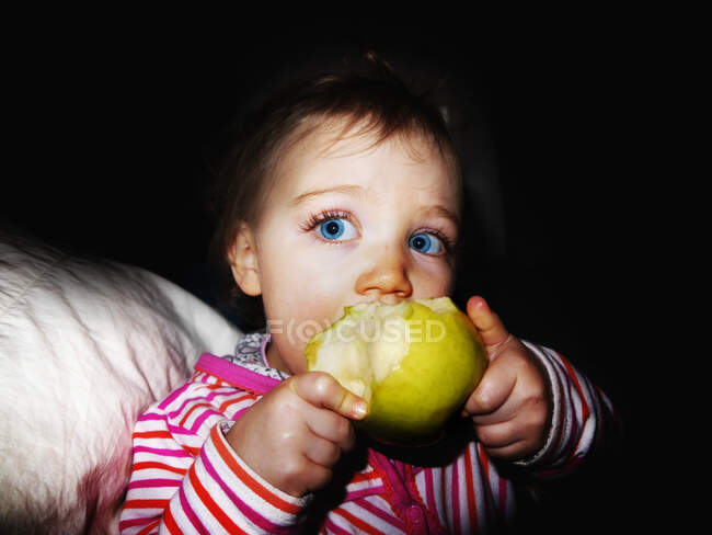 Retrato de uma menina comendo uma maçã — Fotografia de Stock