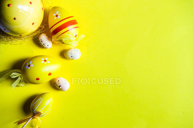 Пасхальне яйце на жовтому тлі. — стокове фото