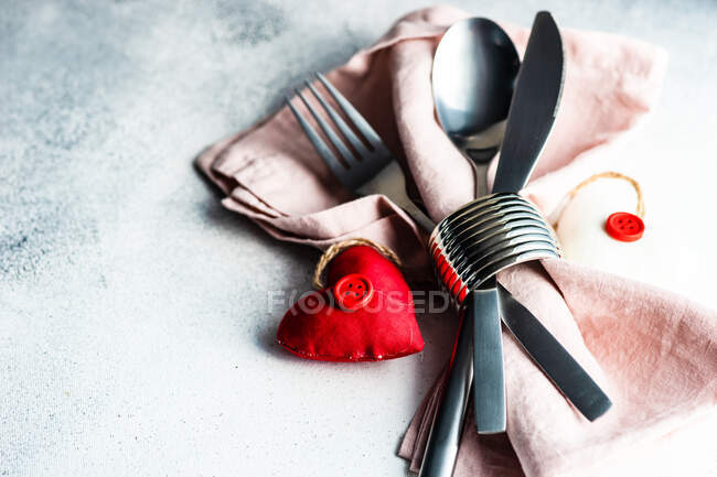Cutlery and place setting for Valentine's day — Stock Photo