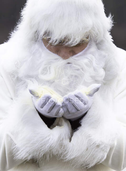 Retrato de Santa Claus sosteniendo luz brillante en sus manos - foto de stock