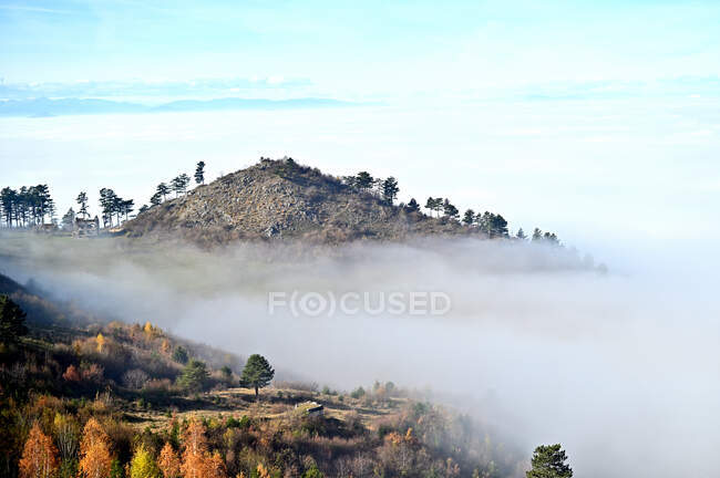 Горный пик, поднимающийся через туман, Босния и Герцеговина — стоковое фото