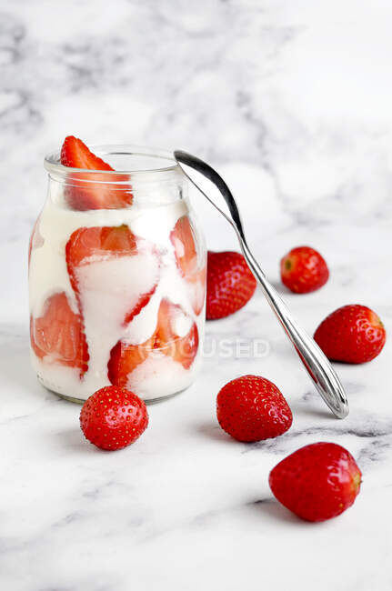 Pot de yaourt naturel aux fraises fraîches — Photo de stock