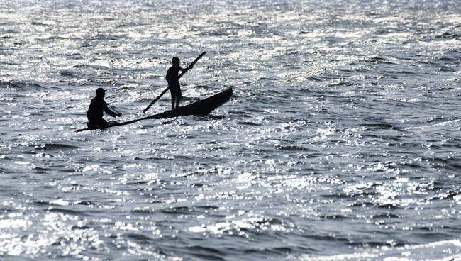 Silhouette di due pescatori su un peschereccio all'alba, Sri Lanka — Foto stock