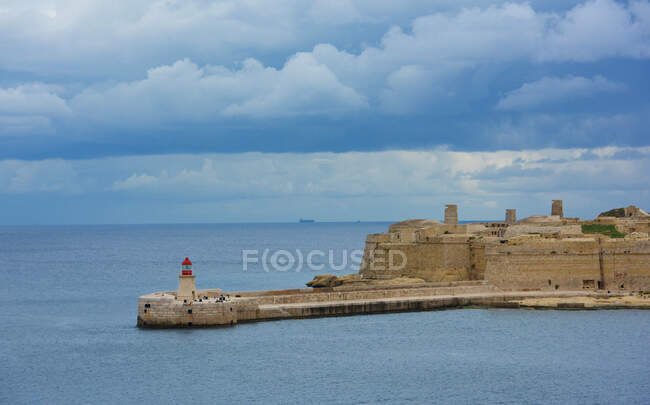 Fuerte Ricasoli y faro, Kalkara, Puerto de La Valeta, Malta - foto de stock