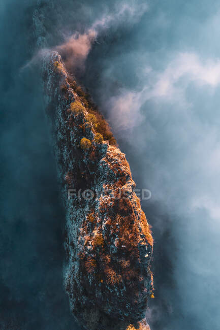 Luftaufnahme eines Bergrückens, der durch die Wolken steigt, Hallein, Salzburg, Österreich — Stockfoto