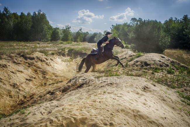 Человек верхом на лошади в сельской местности, Польша — стоковое фото