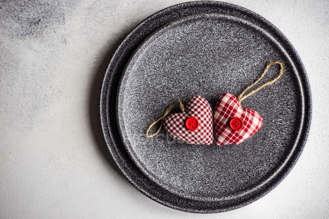 Zwei Herzdekorationen auf einem Keramikteller — Stockfoto