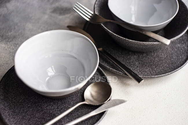 Deux réglages minimalistes sur une table — Photo de stock
