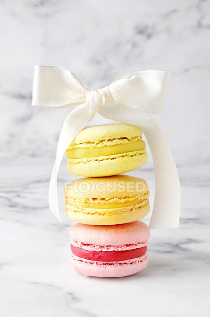 Close-Up of lemon, pistachio and strawberry macaroons tied with a ribbon — Stock Photo