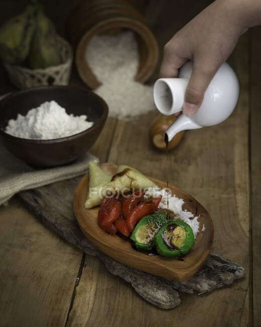 Indonesia Samosas servidas con arroz y verduras - foto de stock