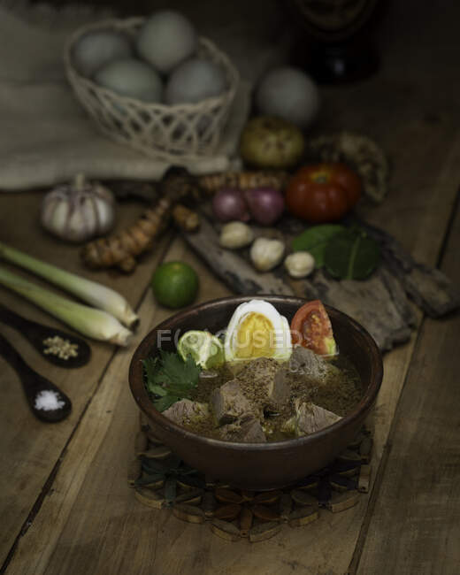 Stufato di carne tradizionale indonesiano con uova e pomodoro — Foto stock