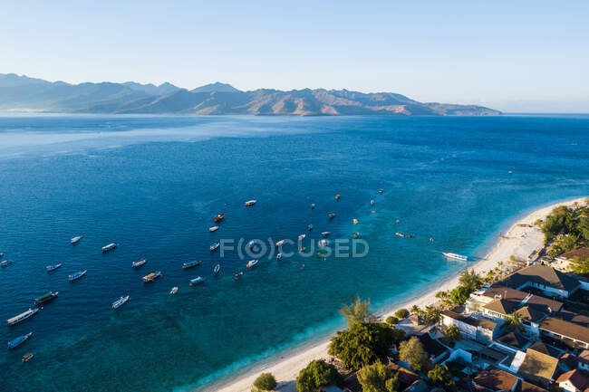 Vue aérienne des bateaux ancrés près de la plage, Gili Terawangan, Lombok Nord, Indonésie — Photo de stock