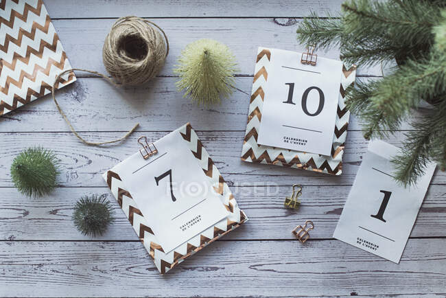 Vista aérea de los regalos para un calendario de adviento junto a las decoraciones de Navidad - foto de stock