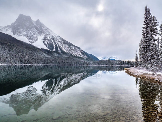 Lago Esmeralda no inverno, Parque Nacional Banff, Alberta, Canadá — Fotografia de Stock