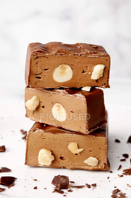 Nahaufnahme eines Stapels Schokolade, Haselnuss- und Nougatscheiben — Stockfoto